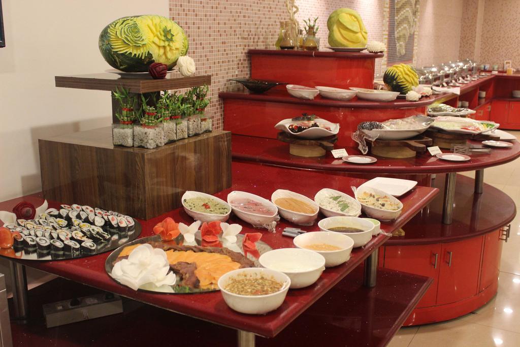 Xenious World Square Hotel Ghaziabad Dış mekan fotoğraf