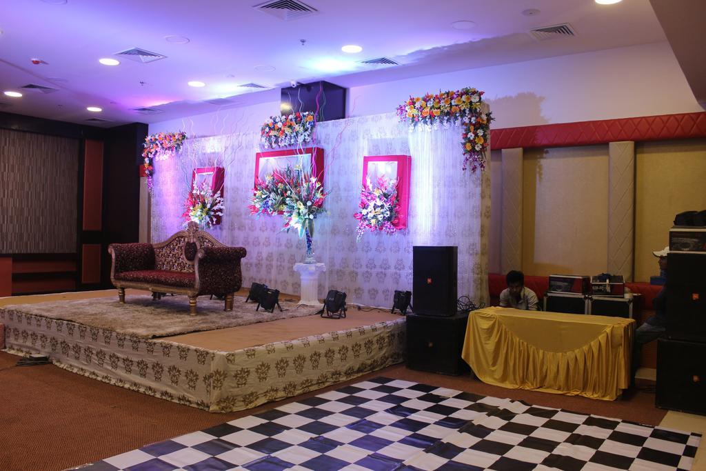 Xenious World Square Hotel Ghaziabad Dış mekan fotoğraf