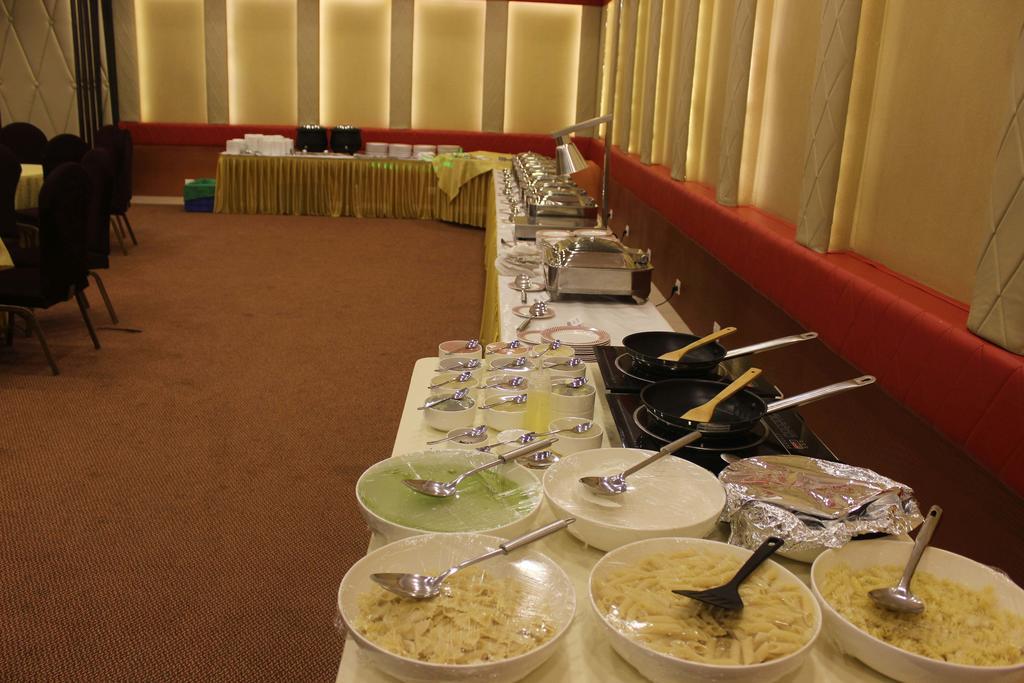 Xenious World Square Hotel Ghaziabad Dış mekan fotoğraf