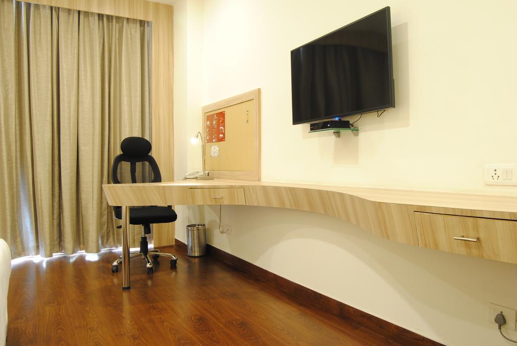 Xenious World Square Hotel Ghaziabad Dış mekan fotoğraf