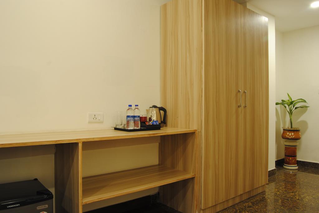 Xenious World Square Hotel Ghaziabad Dış mekan fotoğraf