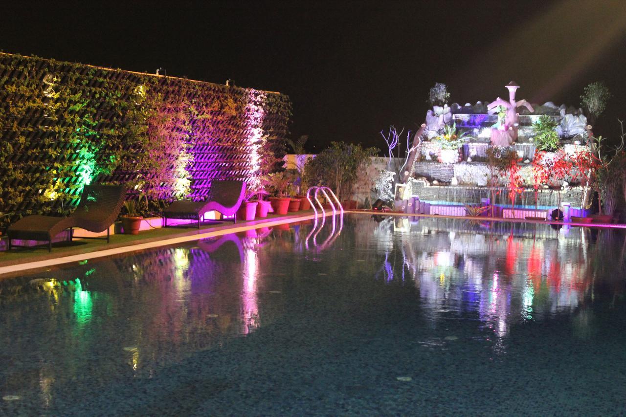 Xenious World Square Hotel Ghaziabad Dış mekan fotoğraf